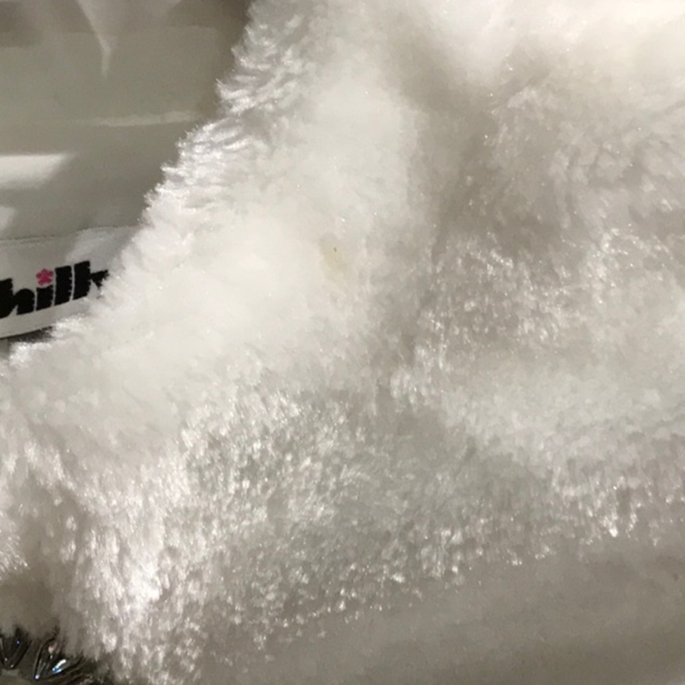 ❄FROZEN? ❄ faux fur shoulder wrap with broach - Picture 4 of 5